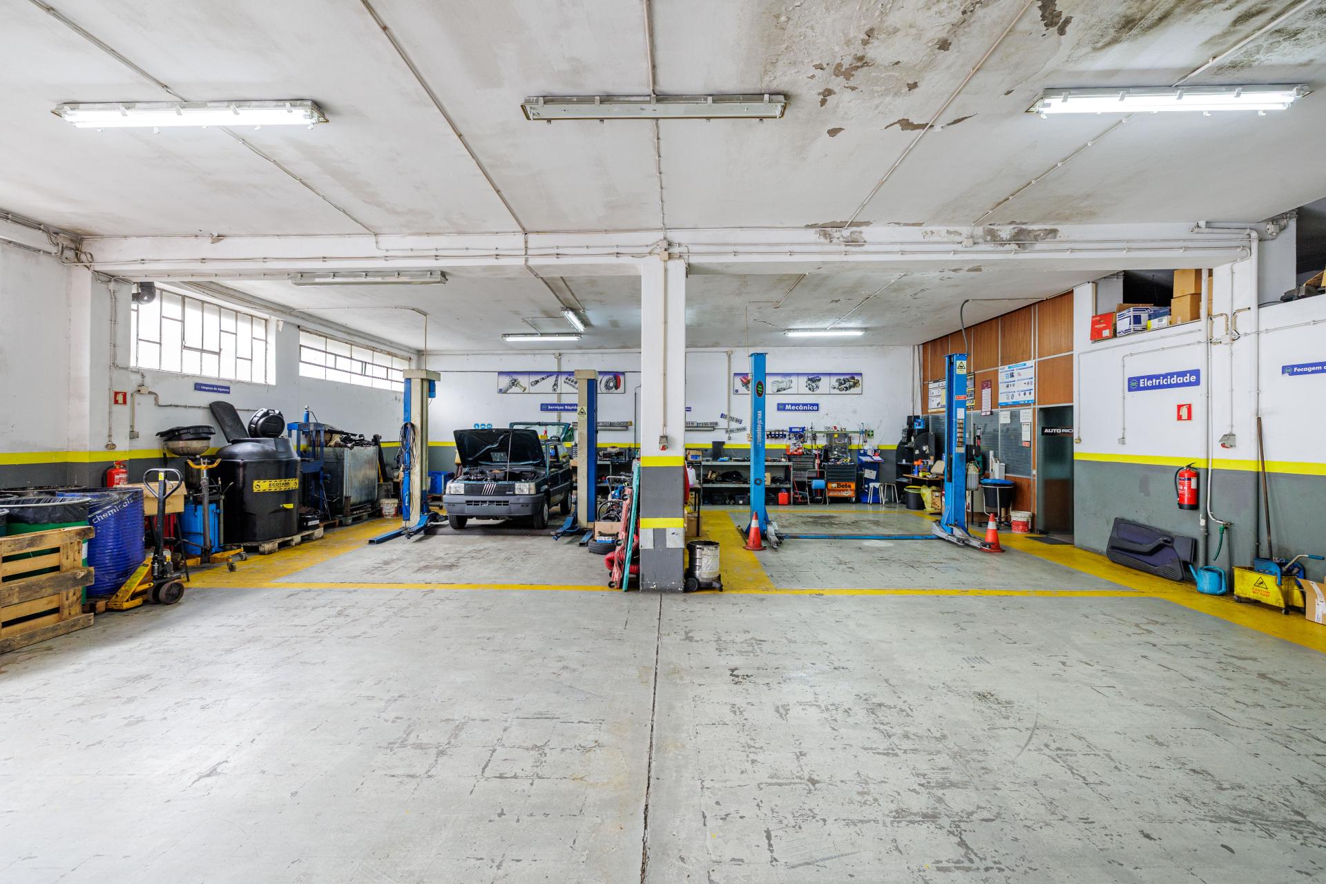 Armazém / Oficina de Reparação Automóvel à Venda — Porto